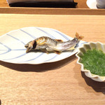 祇園 さゝ木 - 2015.7.ランチ6000円④若鮎。後から2匹目も来ます。きゅうり酢で。