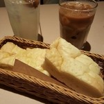 マンマパスタ - 自家製パンとライチジュース・アイスカフェラテ