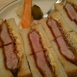 夜のヘレカツサンド厚みが違います。レア度も高い。