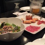 バンケットルーム赤坂 HITOTSUGI - 大皿の料理とサラダ