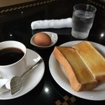 Kafe Cherushi - ホットコーヒー 380円 (モーニングサービスでトースト・茹で卵付)