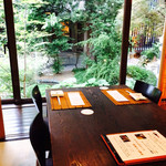 Hikariya Higashi - 一階から庭園を望む