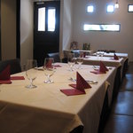 レヴェイヨン - 新緑の光が差し込む店内