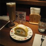 Sabou Kagura - アイスカフェオレとロールケーキをいただきました。