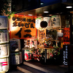 日本酒酒場立呑み 仁 - 店先。酒樽の多さに圧感です(^^;;