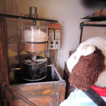 オーガニックパン工房　それいゆ - 店先にある製粉機が稼働中だったよ。
      おもしろいな～♪