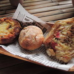 オーガニックパン工房　それいゆ - 早速お皿に盛り付けて、パン祭りのはじまりはじまり～
      今日も季節の野菜が使われたパンをいくつかゲットしたよ。 
      