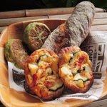 オーガニックパン工房　それいゆ - 去年買い損ねたよもぎあんぱんも無事にゲット！
      前にも書いたけど、それいゆさんの自家製あんは、甘さが控えめで小豆の味がよく分かるあんぱんなんだ。今まで食べたあんぱんの中でボキはこれが一番好きです。 