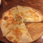 Gyo-Bar - 4種のチーズピザ 790円
      写真撮る前に一欠片食べちゃった…