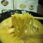 ちょぼいち - 中太麺と表現されているが、実際は中麺縮れ麺の高加水率麺