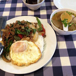 イーサン食堂 - 牛肉のバジルいためご飯980円