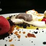 エクアトゥール - ［５回目］フォンダンショコラのラビオリ、アーモンドブランマンジェ、オレンジソースと イチジクとオレンジ、チェリーのコンフィ、フランボワーズソルベと ジャワペッパーのアイス