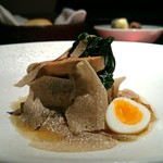 エクアトゥール - ［５回目］フランス産フォアグラカナールのコンソメ煮と蕗のコンフィ、サマートリュフと ウズラの半熟卵