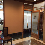 小松 弥助 - ホテルロビーの店舗入口