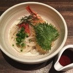 馳走庵 ひとひら - 天ぷらぶっ掛けうどん
海老天と大葉の天ぷらがうどんつゆと良く合っている