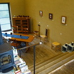 蕎麦 栂 - スキップフロアの下がギャッリーになっています。