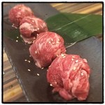 食彩和牛しげ吉 - 期間限定、短角和種の手毬焼きすき。黒毛と比べると赤身がちで、肉の旨味はしっかりしていましたが、やや肌理が粗く、筋張っていました。もう少しすき焼き感が出ていれば良かったかなと。