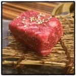 食彩和牛しげ吉 - 熟成レアステーキ。チョット焼き過ぎてしまいましたが、中はレアに表面はカリッと香ばしく焼け、相変わらず美味しかったです。