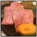 食彩和牛しげ吉 - 幻カルビ。雌牛の特徴が良く出ているザブトンで、肌理が細かく、脂の融点が低いのでスッと溶け、これだけサシが入っていても全くクドさの無い、とろけるカルビでした。