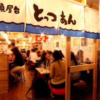 屋台を彷彿とさせる店内と、活気溢れるスタッフ！