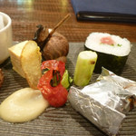 Kitanozaka Eita - 厚焼き玉子、バイ貝、焼トマト、千切りキューリ、焼アスパラ、芋チップ、（焼茄子のソース添え）、ハンバーグ、まぐろ紫蘇巻き
