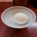 油そばを頼むと生玉子がついてきます