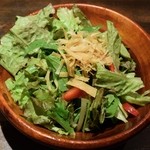 餃々 - 食べ放題の有機野菜入りサラダ