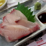 元祖立ち飲み屋 - ＜本日の日替わり＞活〆ハマチ刺し￥300円