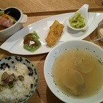 KOMEKUUTO - Asetご飯と、スープとおかず ボンゴレスープに鯛のひしお炊き込みご飯