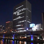 キャトルラパン - 淀屋橋方向から見ると威風堂々のそびえたつ外観