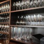 キャトルラパン - 収納も豊富で、このようにワイングラス・フルートグラスも沢山収納できる。