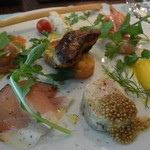 キャトルラパン - 本日の前菜。赤エビのｵﾘｰﾌﾞﾏﾘﾈ、かぼちゃのババロア、ﾊﾟﾃ・ﾄﾞ・ｶﾝﾊﾟｰﾆｭ、ﾊﾟｲﾅｯﾌﾟﾙとﾌﾟﾛｼｭｰﾄ、朝挽き伊勢赤鶏滑肉のマリネ、チーズのムース、フォアグラソテー　カナッペ添え。