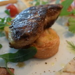 キャトルラパン - フォアグラのソテー　カナッペ添えだ。やはり濃厚で美味しいﾌｫｱｸﾞﾗ。これは美味し♪