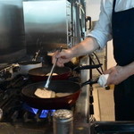 キャトルラパン - 厨房が相当広くなり、効率よく調理できるようになった。