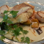 キャトルラパン - 和歌山産天然鯛とホタテのポワレ　ラタトゥユ添え、バンブラーソース。