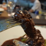 キャトルラパン - 柔らかく煮込まれた肉は、ナイフが必要ないほどホロホロだった。