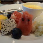 キャトルラパン - 充実のデザート。クリームブリュレと桃のソルベ、季節のフルーツ添え。