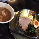 はし友ラーメン - 私はあっさりつけ麺。生卵は満腹断念。