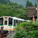 湯野上温泉駅観光案内所 - ラッキー！一時間に一度の列車。足湯から撮影～