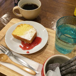 elicafe - 珈琲とパウンドケーキを頼んだら、元々個別包装してあったのをこんなに綺麗に盛り付けてくれました。これで150円！！信じられない。すごく美味しかったです。