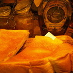 トーストとジャム、マーマレード、メイプルシロップ