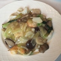 銀座アスター 新宿賓館  - 新宿銀座アスター迎賓館に行って来ました。海鮮焼きそば1800円相変わらず美味いです。しかし、間違えてエビ野菜焼きそばを持ってこられましたが、勇気を出して間違えですと仲良し女子が突き返してくれました。m(_ _)m
                やはり海鮮のイカやホタテは至極の味でしたが緊急に作り直してくれたので、繊細さに欠ける味になってましたが美味いレベルは半端ないので仲良し女子も絶賛してくれました。
                今月も銀座アスターさん有