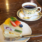 珈琲屋 豆香館 - フルーツクレープ（￥300）、カラフルな彩りが楽しい