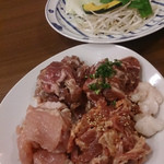 本格焼肉＆ジンギスカン ばくよう亭 - 3種のジンギスカン食べ放題の初回分。何故かチキンが入っている（2015/07）