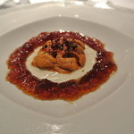 ラ・トルテュ - 蝦夷バフンウニ
      甲殻類のコンソメジュレとカリフラワーのピュレ(