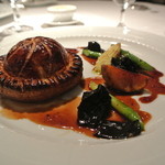 ラ・トルテュ - 牛タンとフォアグラのパイ包み
      黒キクラゲ、ネズの実のソース