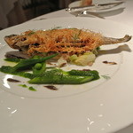 ラ・トルテュ - 鮎のコンフィ
      カダイフ巻き、内臓のタップナード、スペルト小麦とキュウリ