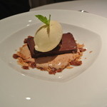 ラ・トルテュ - チョコレートのパテ
      ビターチョコのムースリーヌ、バーボンのアイス
