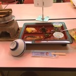 宮城県本吉郡南三陸町の歌津地区のニュー泊崎荘の朝食。
          釜で炊いた白米に食が進む。