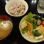 h Kushiagebanzai - ご飯(十六穀米)、みそ汁、お惣菜食べ放題